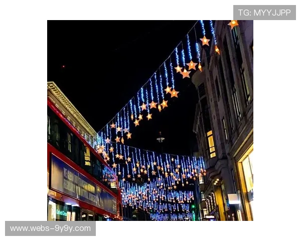 球迷圣诞装扮点亮球场，节日气氛浓厚