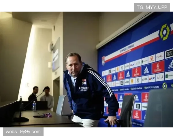 里昂对阵圣埃蒂安的罗讷河德比，上半场双方共领5张黄牌